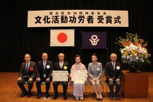 林太一さん(左から3番目)と花柳若寿々弥さん(同4番目)
