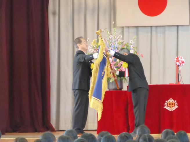 開校式（鹿浜菜の花中学校）_校旗授与2