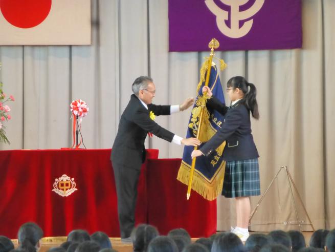 開校式（鹿浜菜の花中学校）_校旗授与3