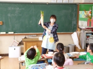 野菜の日食育の様子