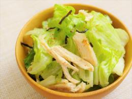七味香るレタスのチキン塩昆布サラダ