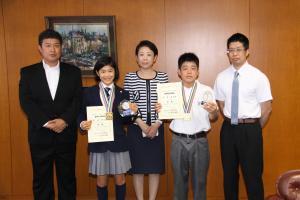 近藤区長と尾﨑選手（左）、 硎屋選手