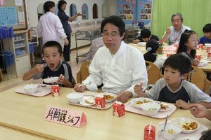 片岡シェフと給食の様子