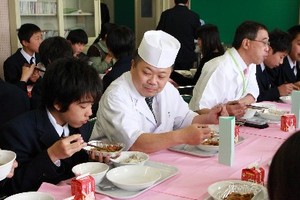 中嶋シェフ（奥）、山口シェフ（手前）と給食の様子