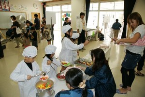 給食配膳体験コーナーの様子