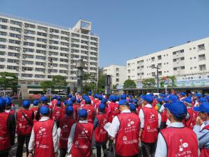 竹ノ塚駅前清掃活動集合180515