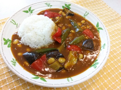 夏休みのランチにぴったり！レンジでできる簡単夏野菜カレー