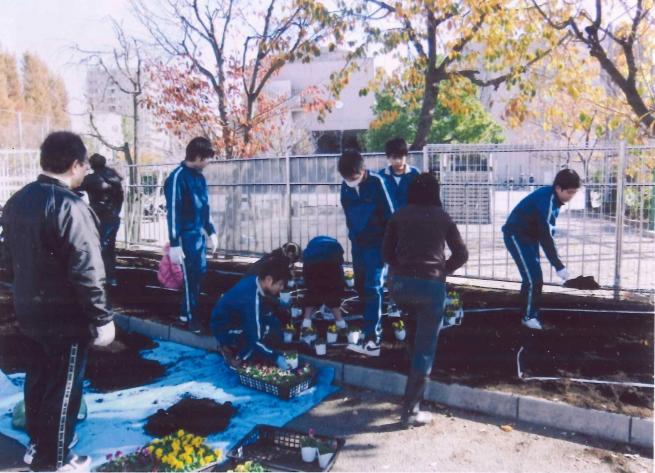 こども花植え写真