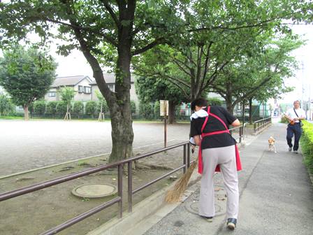 公園まわりも清掃中