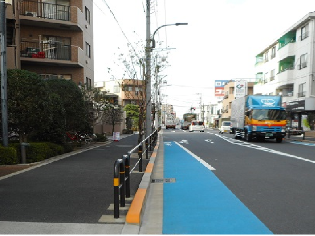 歩道と車道の境の画像