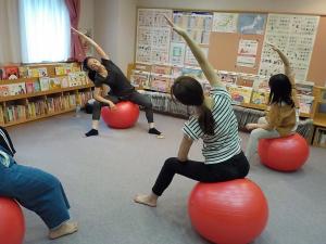 図書館でバランスボールエクササイズ