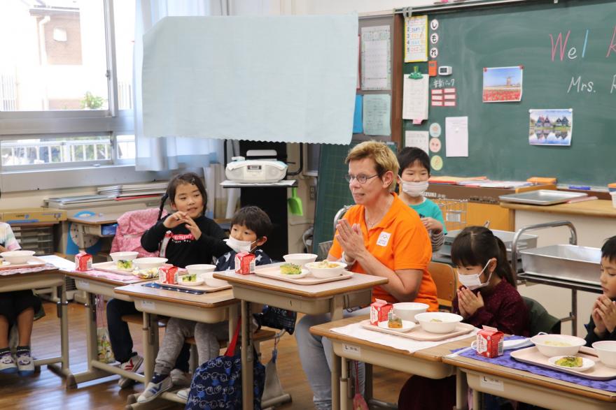 第5回小中学校交流事業・給食・「花畑中学校、花畑第一小学校」