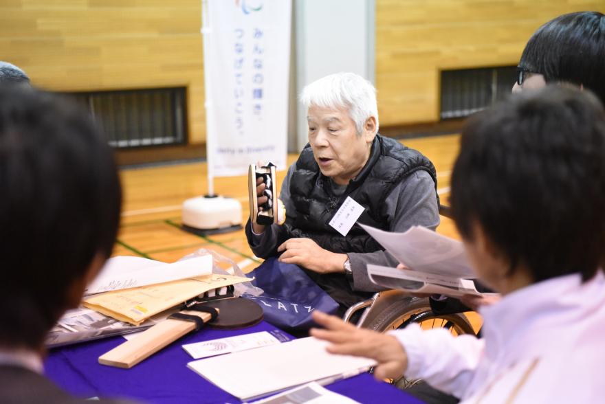 ミーティングで話す山崎さん