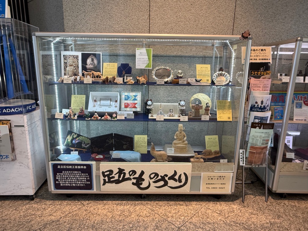 中央館1階のショーケース（伝統工芸品）
