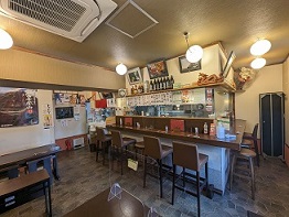 店内の写真、カウンター席とテーブル席