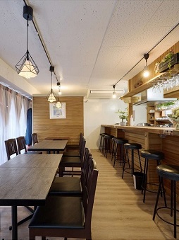 店内の写真テーブル席とカウンター席