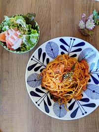 サラダとスパゲッティーの写真、白に青い模様の皿
