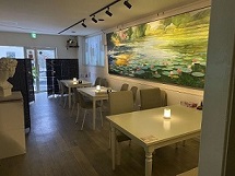 店内の写真絵画が壁に展示されている
