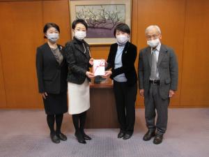 左からボランティアの飯野伸子さん、近藤区長、高橋理事長、ボランティアの長谷行雄さん
