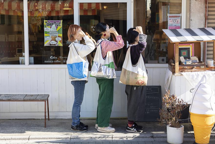 ローカルバックを持った店主たち