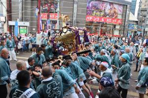 綾瀬駅西口駅前で左右に揺れる神輿