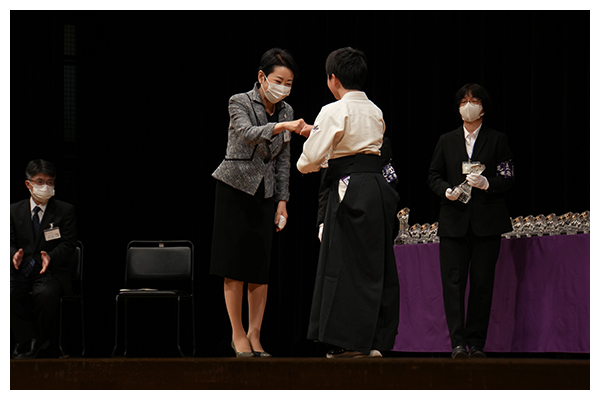 近藤区長とグータッチ