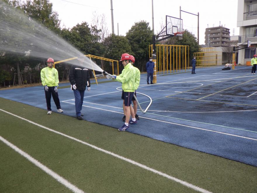 中学生消火隊による放水訓練