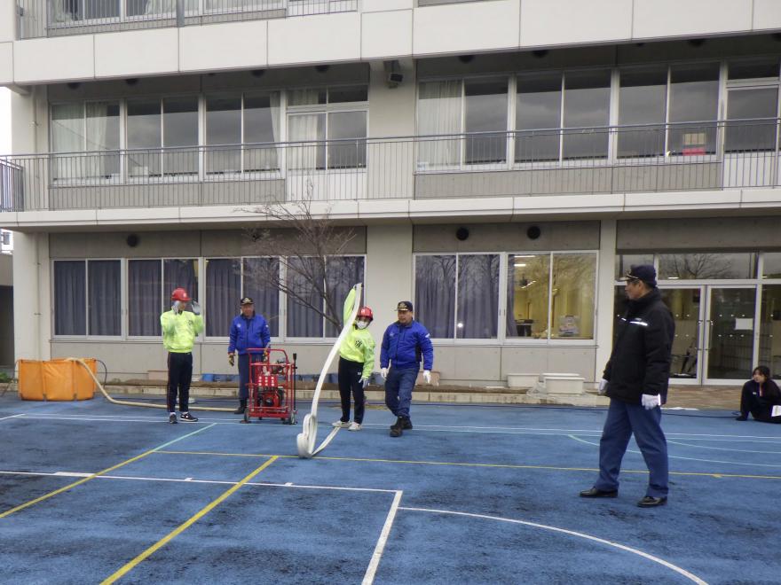 中学生消火隊による放水準備