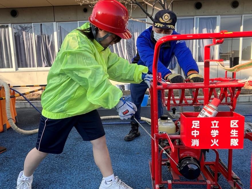 中学生消火隊によるポンプ操作