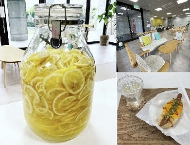レモンとホットドックと店内の写真
