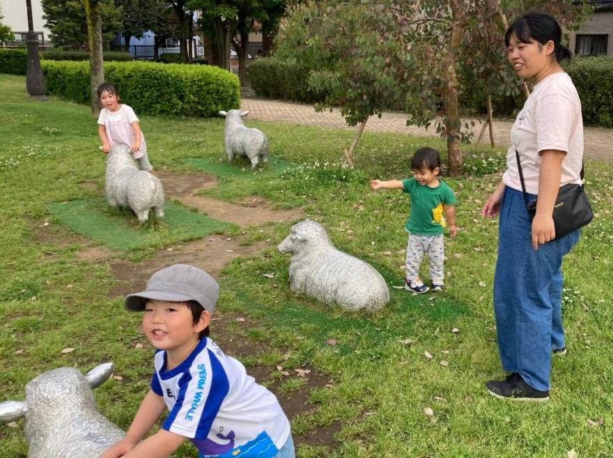 公園で遊ぶ子どもたち