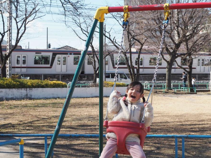 井堀北公園とその隣を走る電車