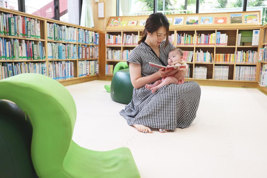 図書館で絵本を読む赤ちゃん