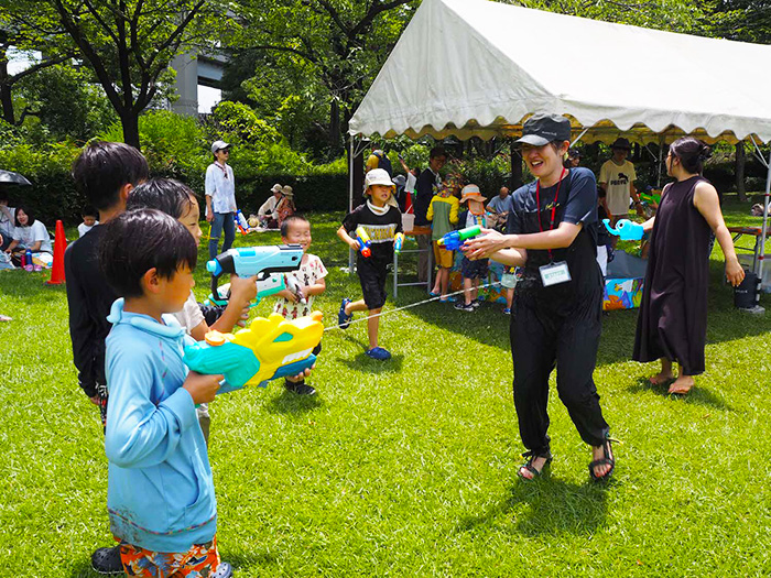 「芝生広場で水あそび」の様子