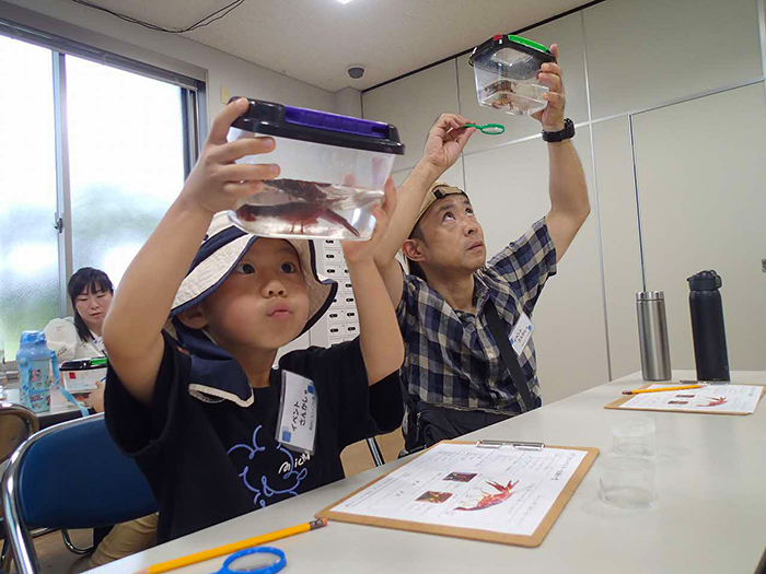 「めざせ！ザリガニマスター」の様子