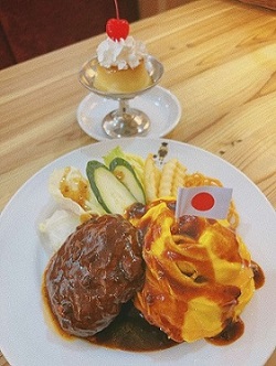 お子様ランチにプリンがついている写真