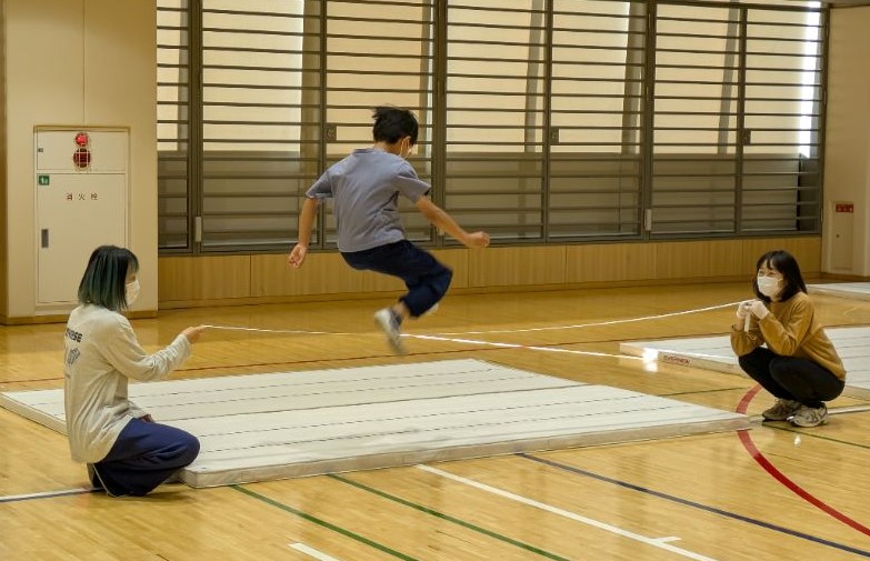 跳ぶ