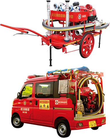 手引きの可搬ポンプ（上）、可搬ポンプ積載車（下）