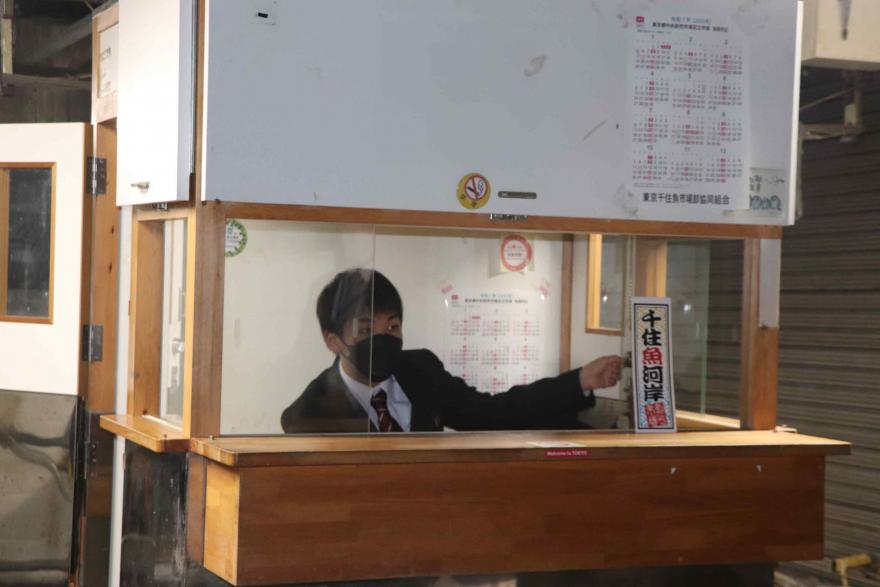 帳箱に入っている松本さん