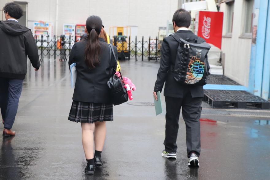 足立市場を歩いている様子