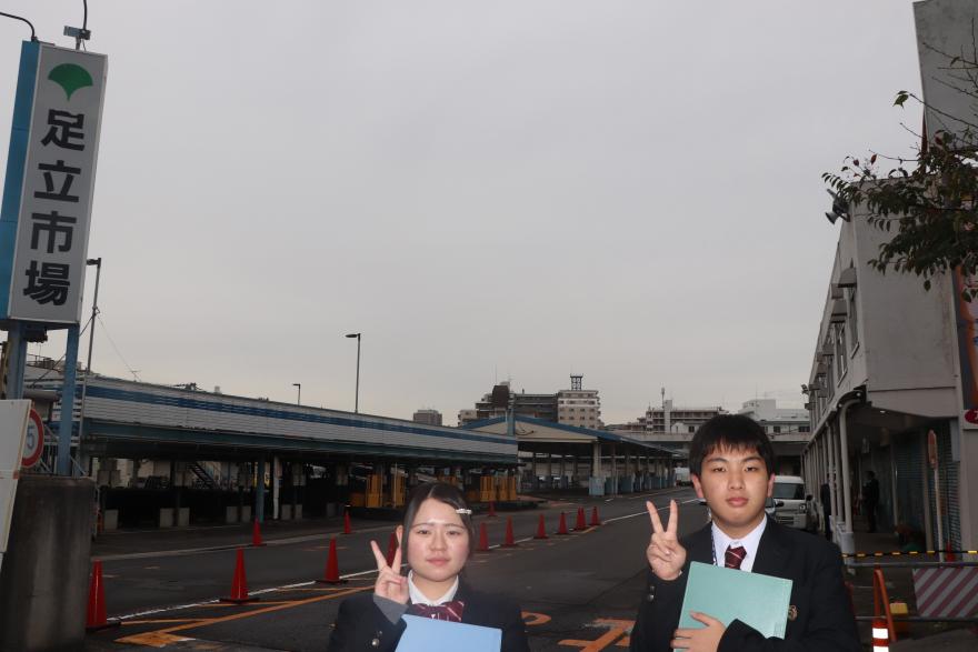 足立市場の前にいる2人