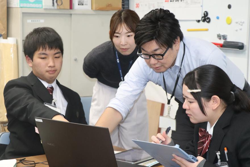 SNSの文章を考えている様子