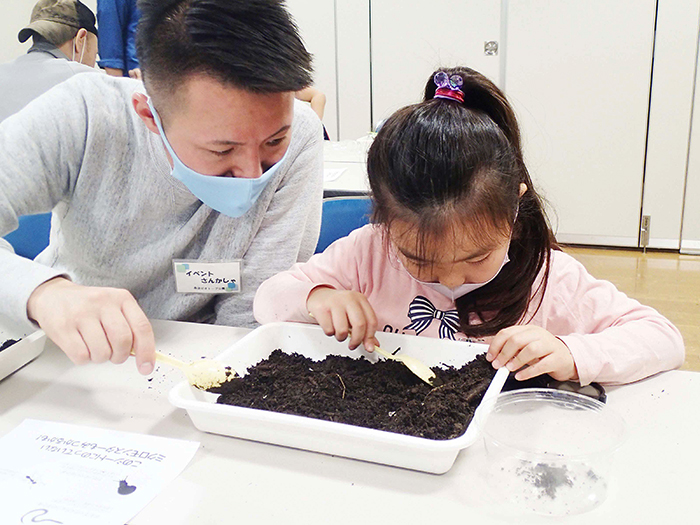 「土の中のレア生物をさがせ！」の様子