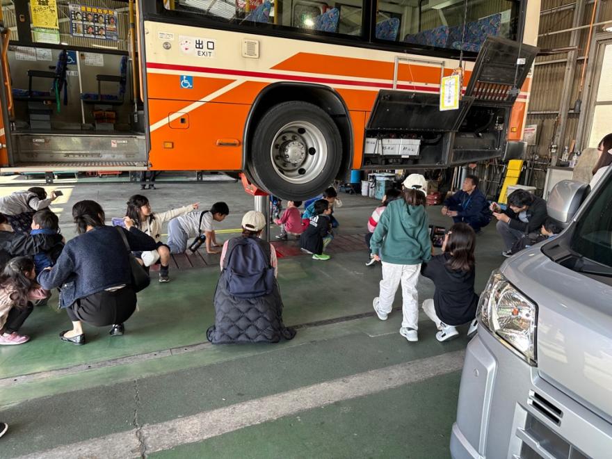 整備場見学（バスの下）