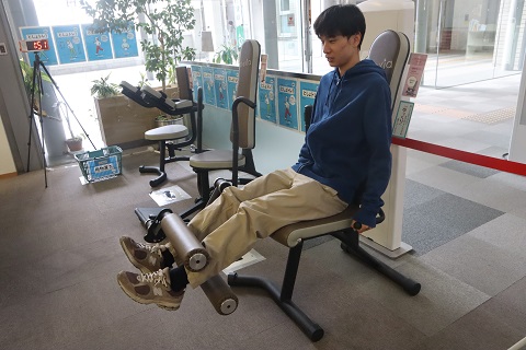 中央図書館の入り口にトレーニングマシンを設置しています