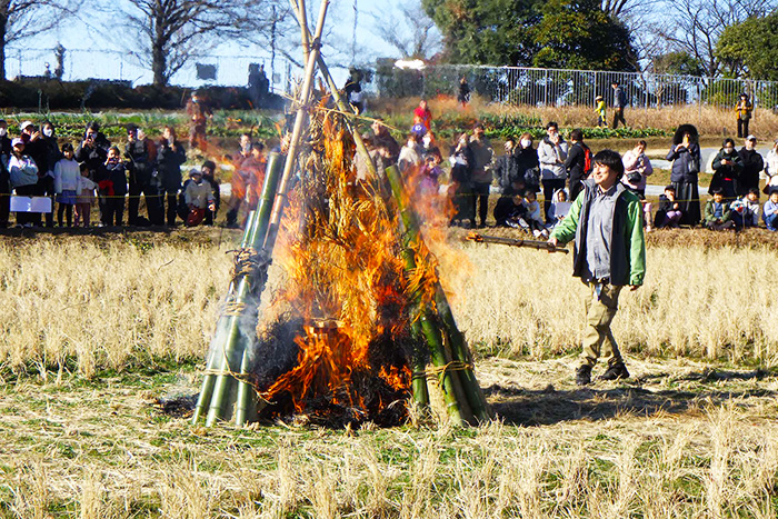 「どんど焼き」の様子