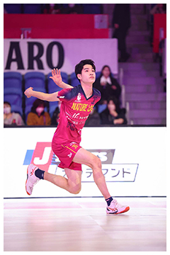 東京グレートベアーズの強化育成選手としてプレー