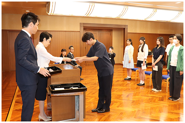 辞令交付の様子