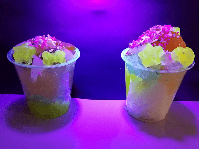 光るグミのアイスクリームフロート