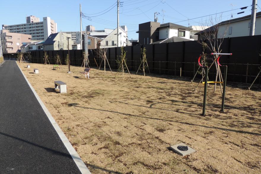 管理棟南側広場